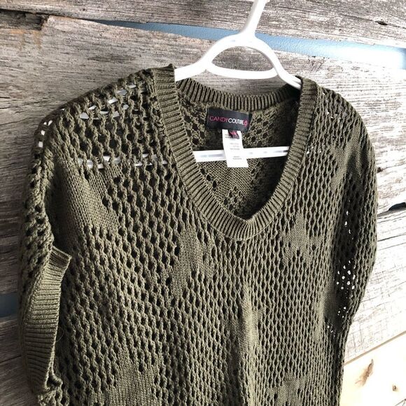 CANDY Couture size Med Olive, open weave, crochet star, short sleeve sweater - Picture 2 of 4